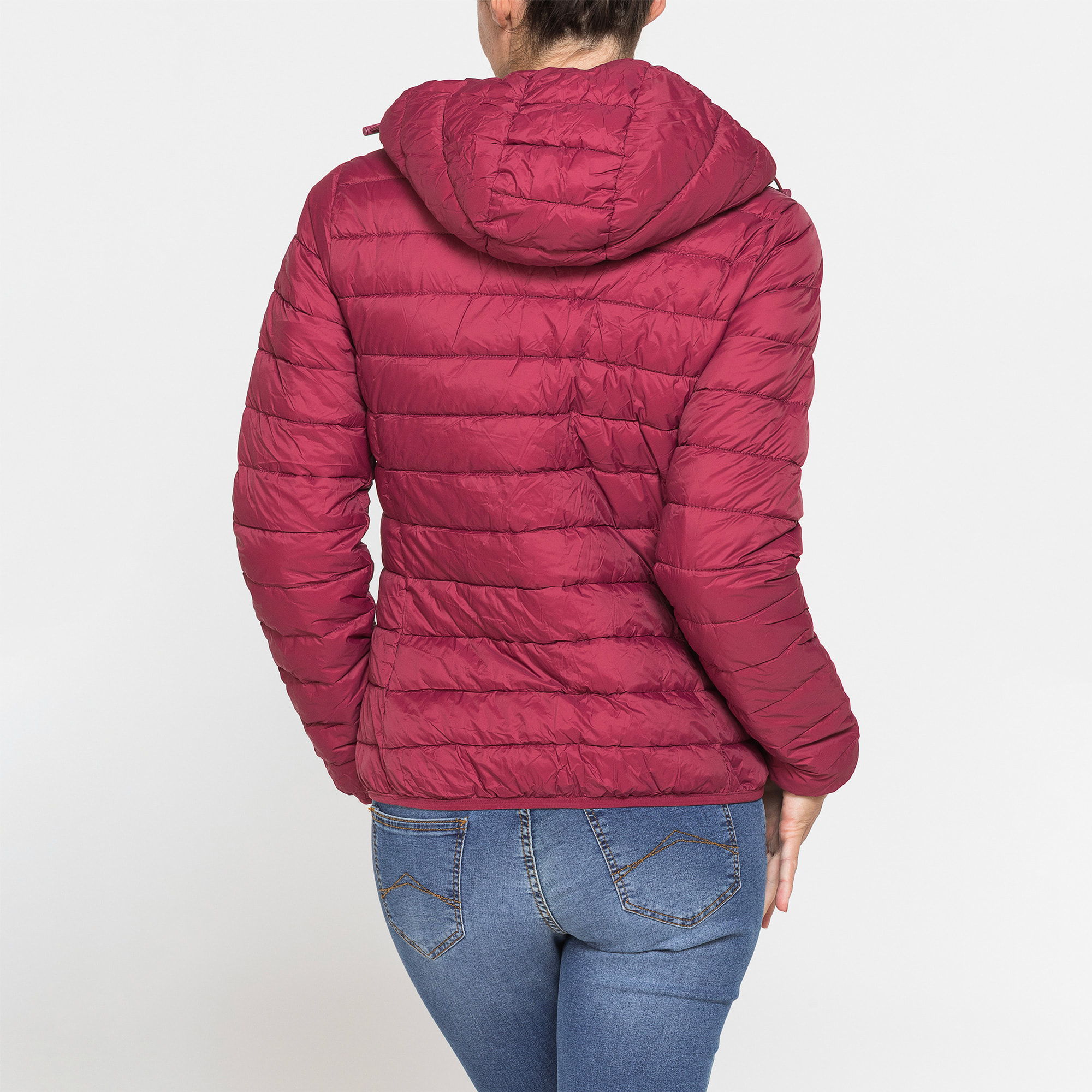 GIUBBOTTO RESISTENTE ALLA PIOGGIA CON IMBOTTITURA ULTRA LEGGERA. Vestibilità regolare.