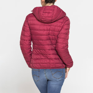 GIUBBOTTO RESISTENTE ALLA PIOGGIA CON IMBOTTITURA ULTRA LEGGERA. Vestibilità regolare.