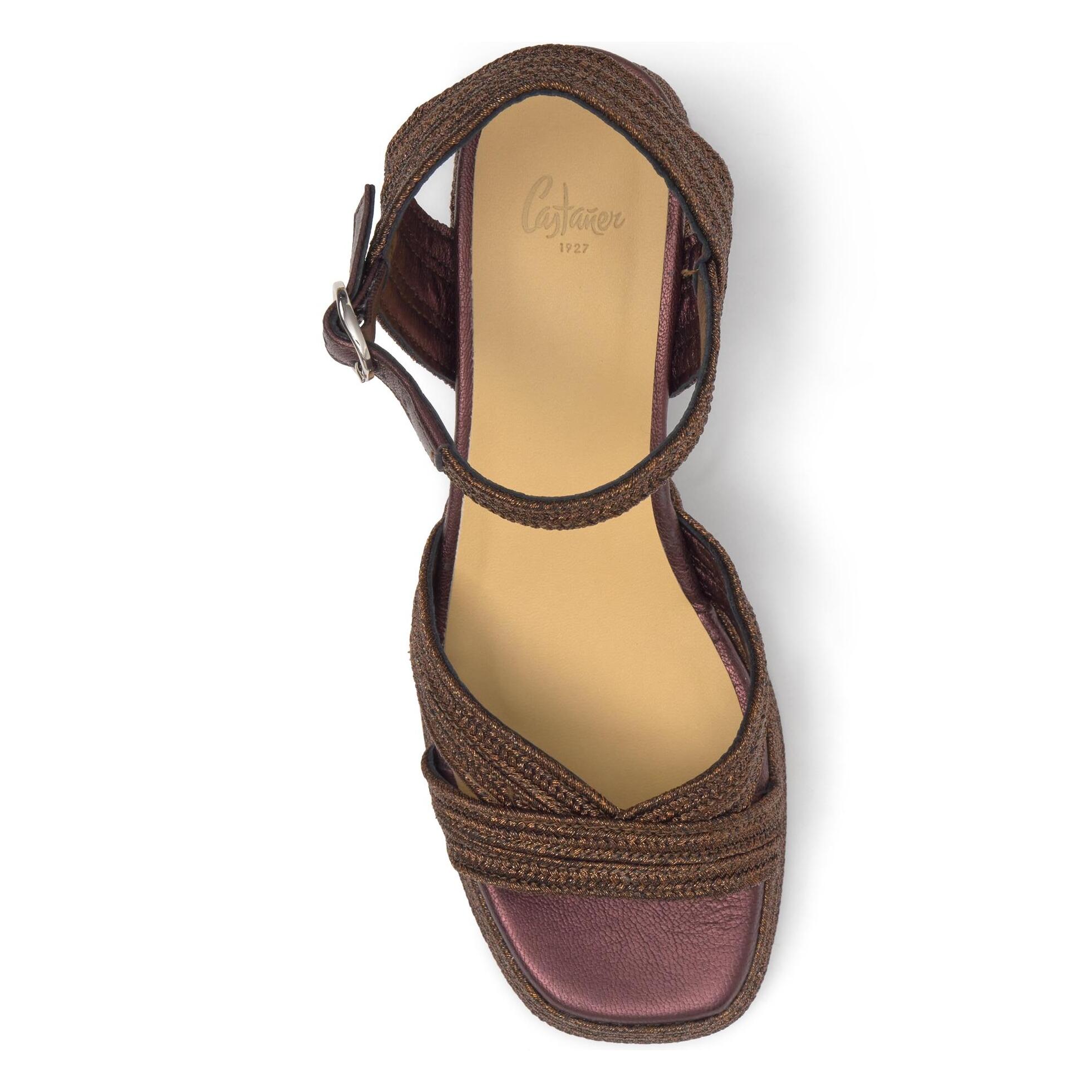 Sandalia Vallita tacón forrado en trenzado metalizado artesanal con pulsera y escote en V