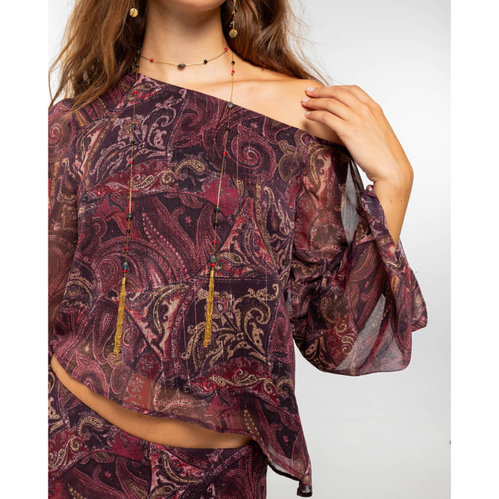 Blusa de manga larga en gasa estampada con escote asimétrico y hombro caído.