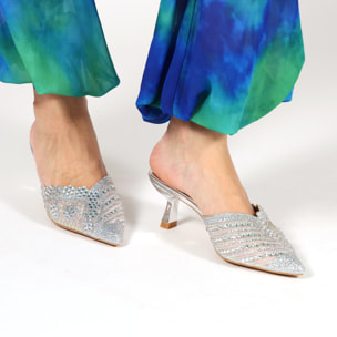 Sandali in simil pelle con tacco a rocchetto e tomaia gioiello