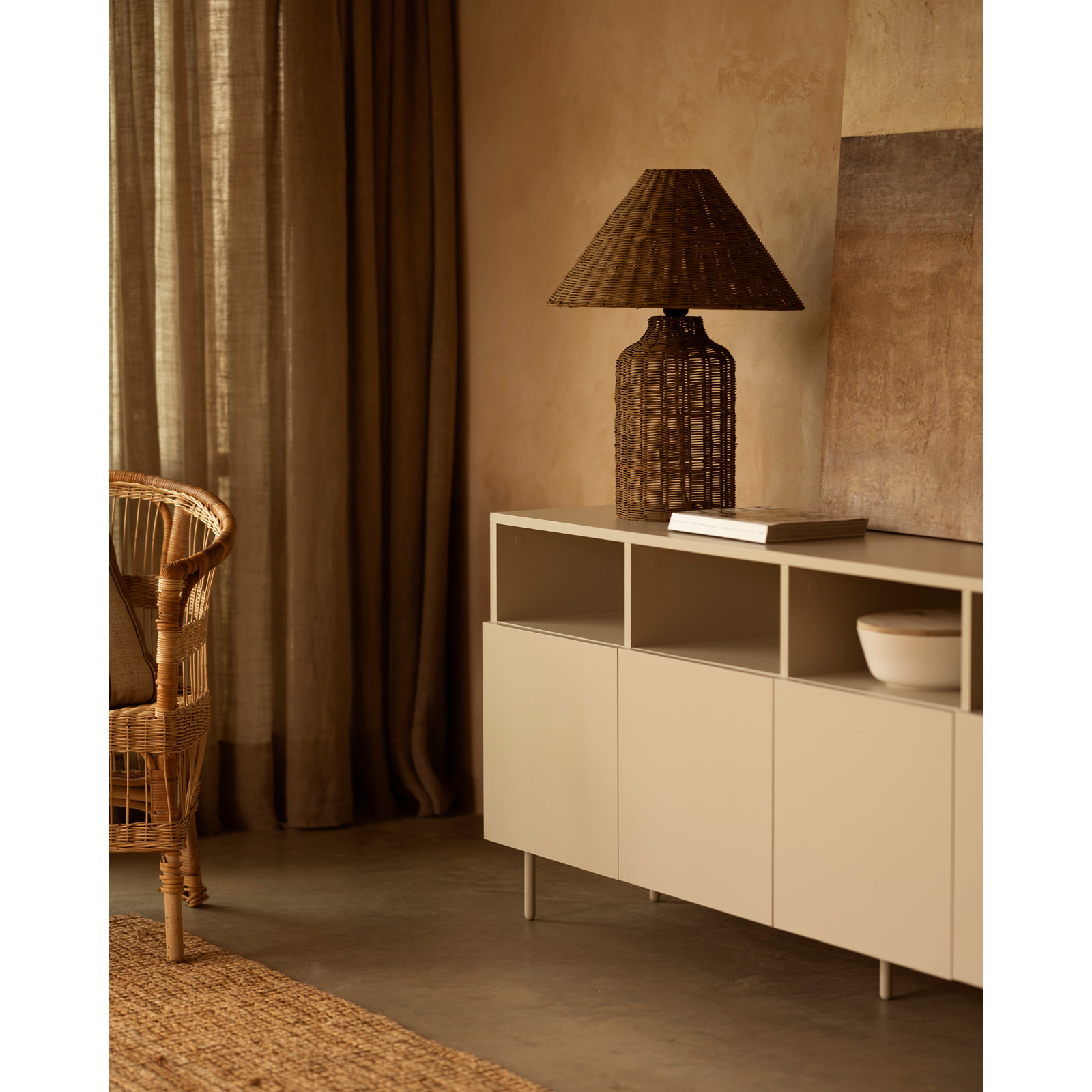 Buffet avec 4 portes laqué en teinte sable de 176x40cm Hauteur: 75 Longueur: 176 Largeur: 40