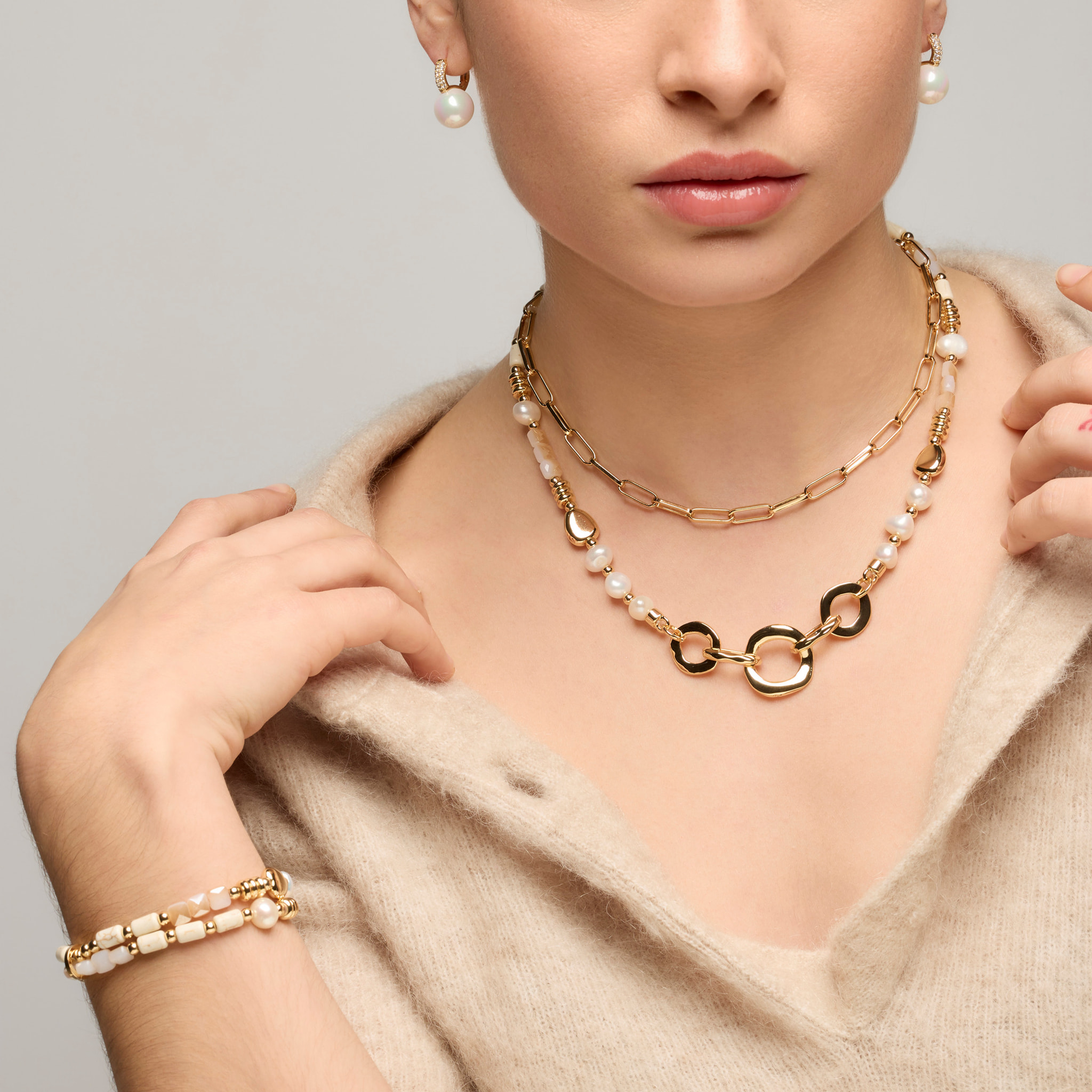 Pendientes acabado oro amarillo de 18k y Perla Blanca