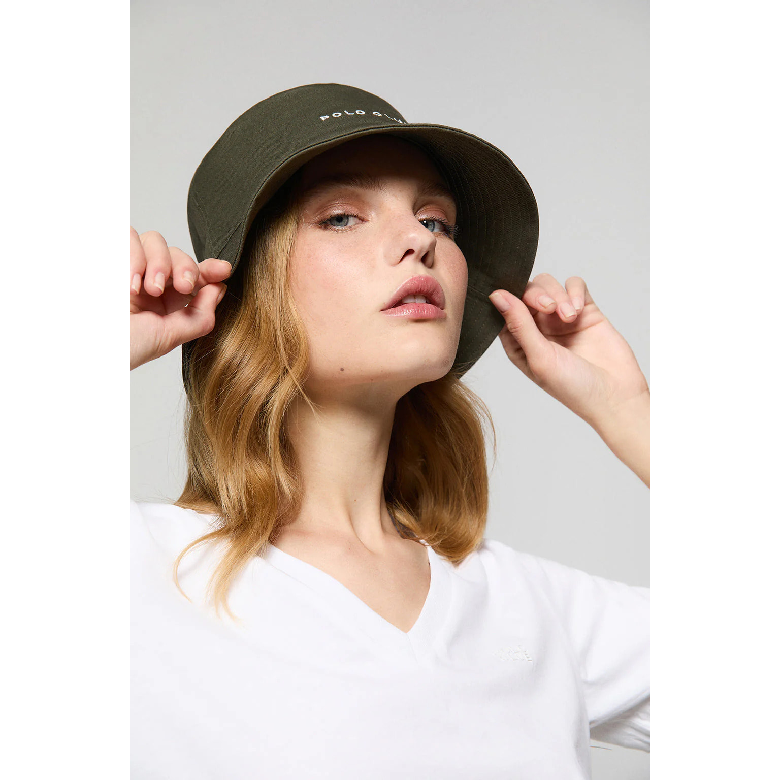 Cappello bucket verde cachi con logo ricamato minimal Polo Club