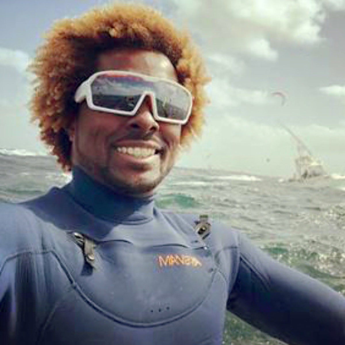 Gafas de deportes acuáticos OCEAN CHAMELEON - Blanco mate / Ahumada con plaquetas puntas y espuma naranjas y correa blanca