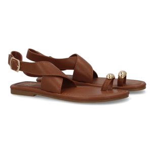 Sandalias planas elegantes mujer con adorno metálico.