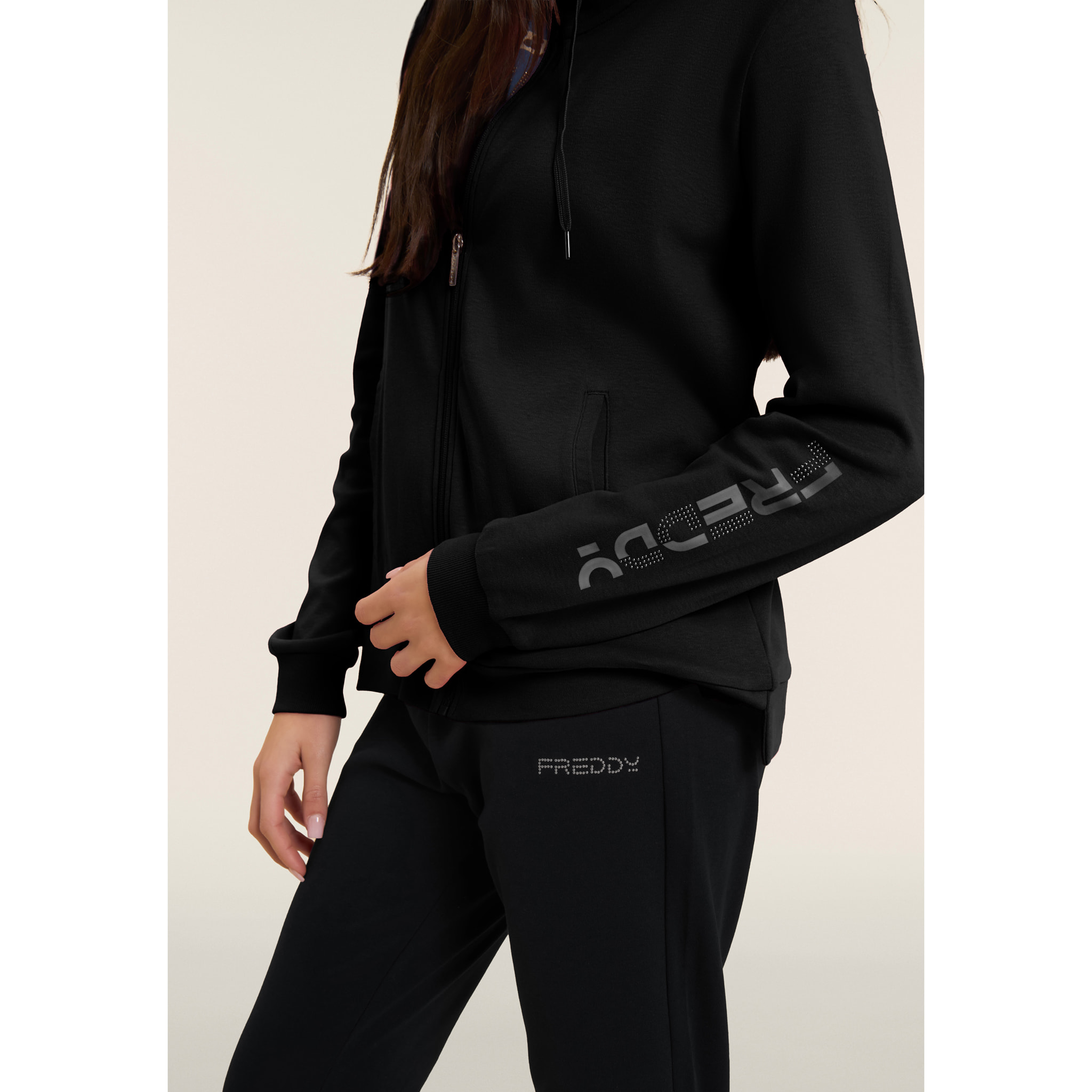 Tuta con zip e collo alto, logo con perline sulla manica