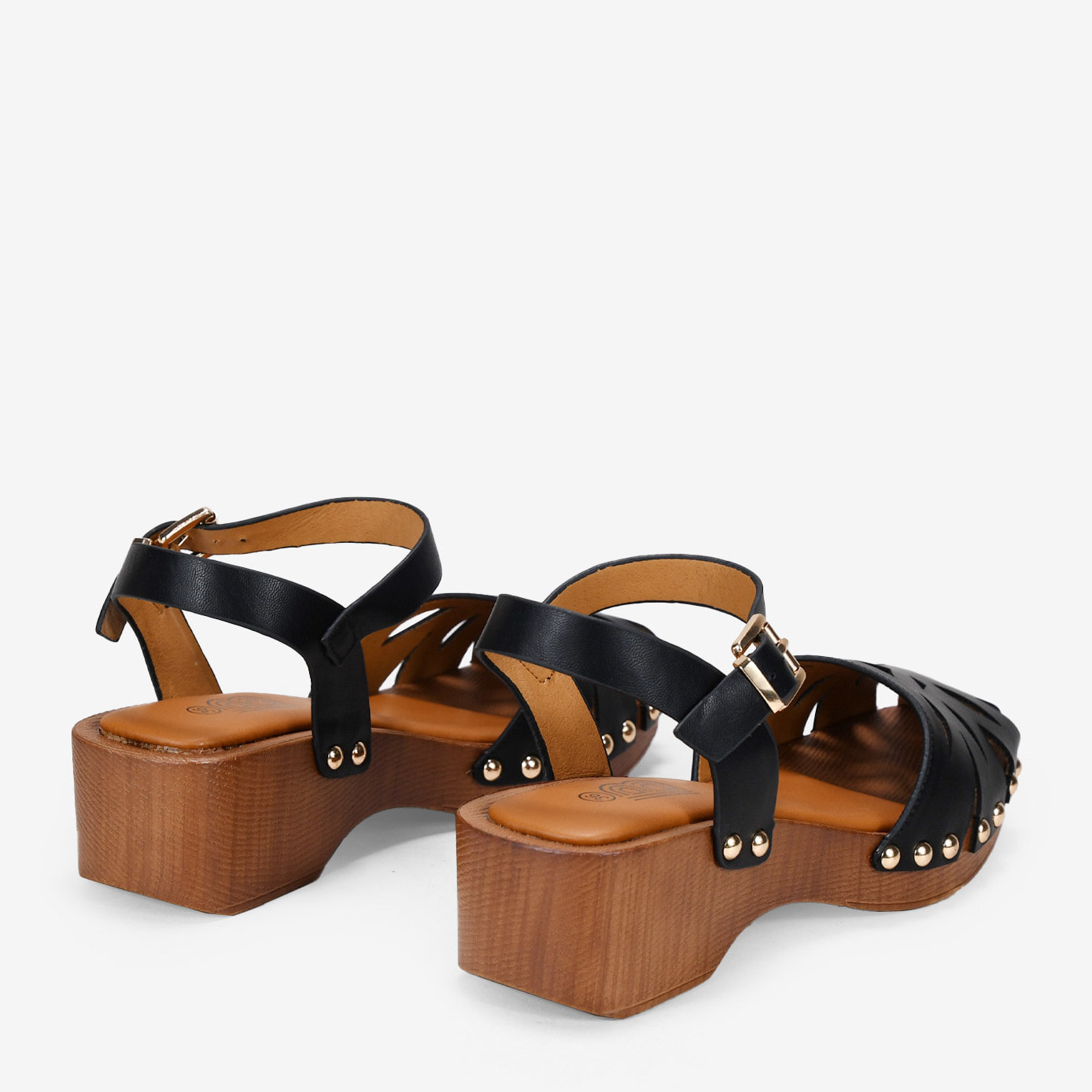 Sandalias negras con suela de madera