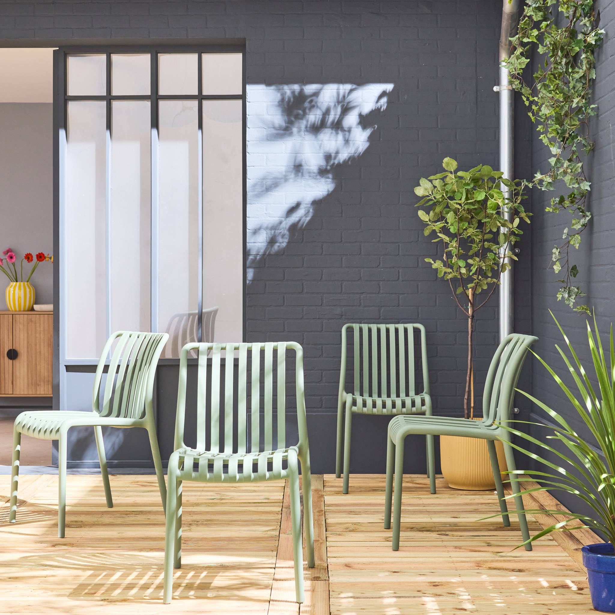 Lot de 4 chaises de jardin en plastique vert de gris. empilables. déjà montées