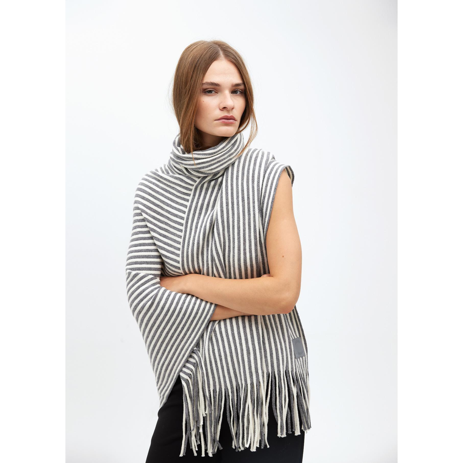 Poncho a righe in maglia con collo alto