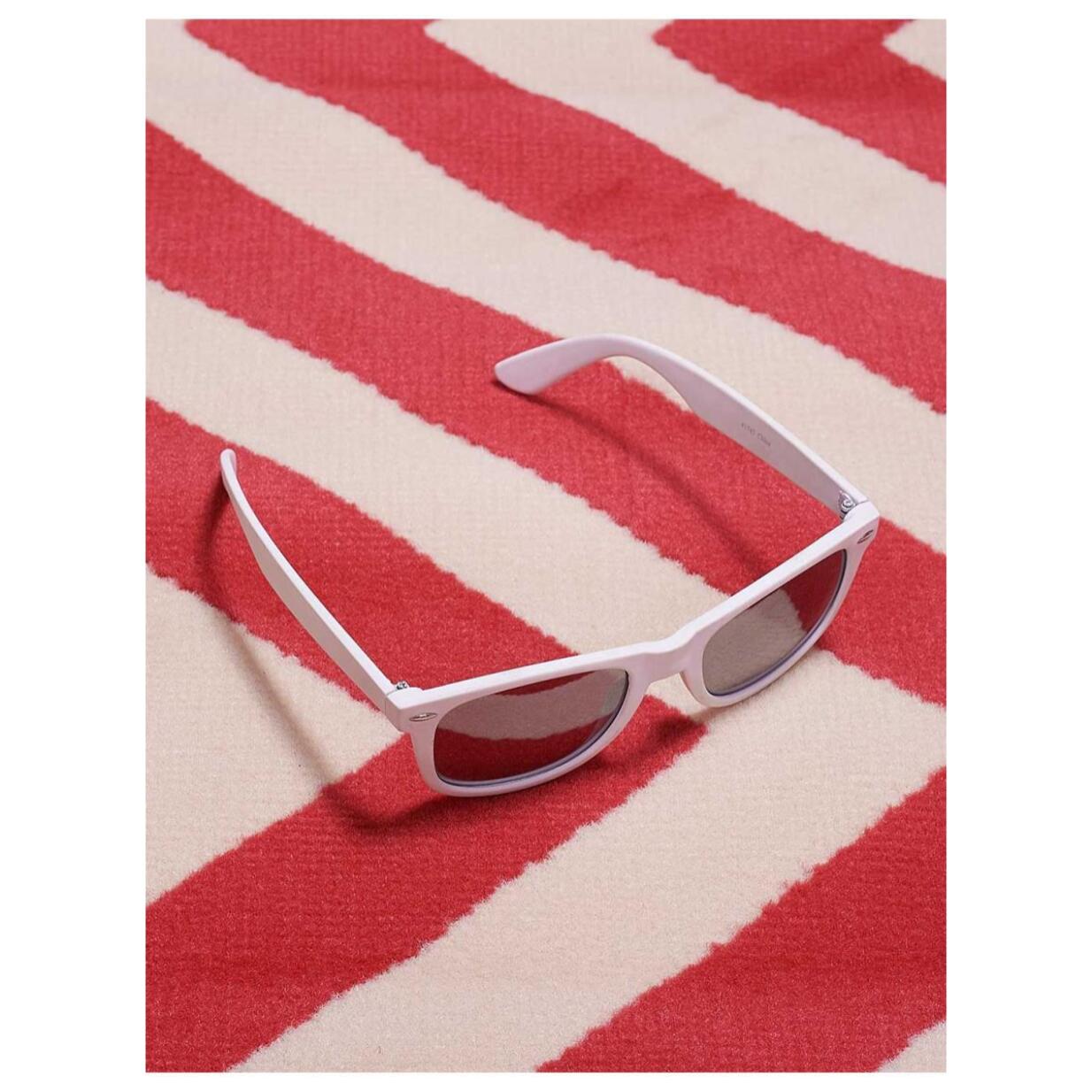 Petit tapis Begja rouge et blanc aux motifs géométriques scandinaves