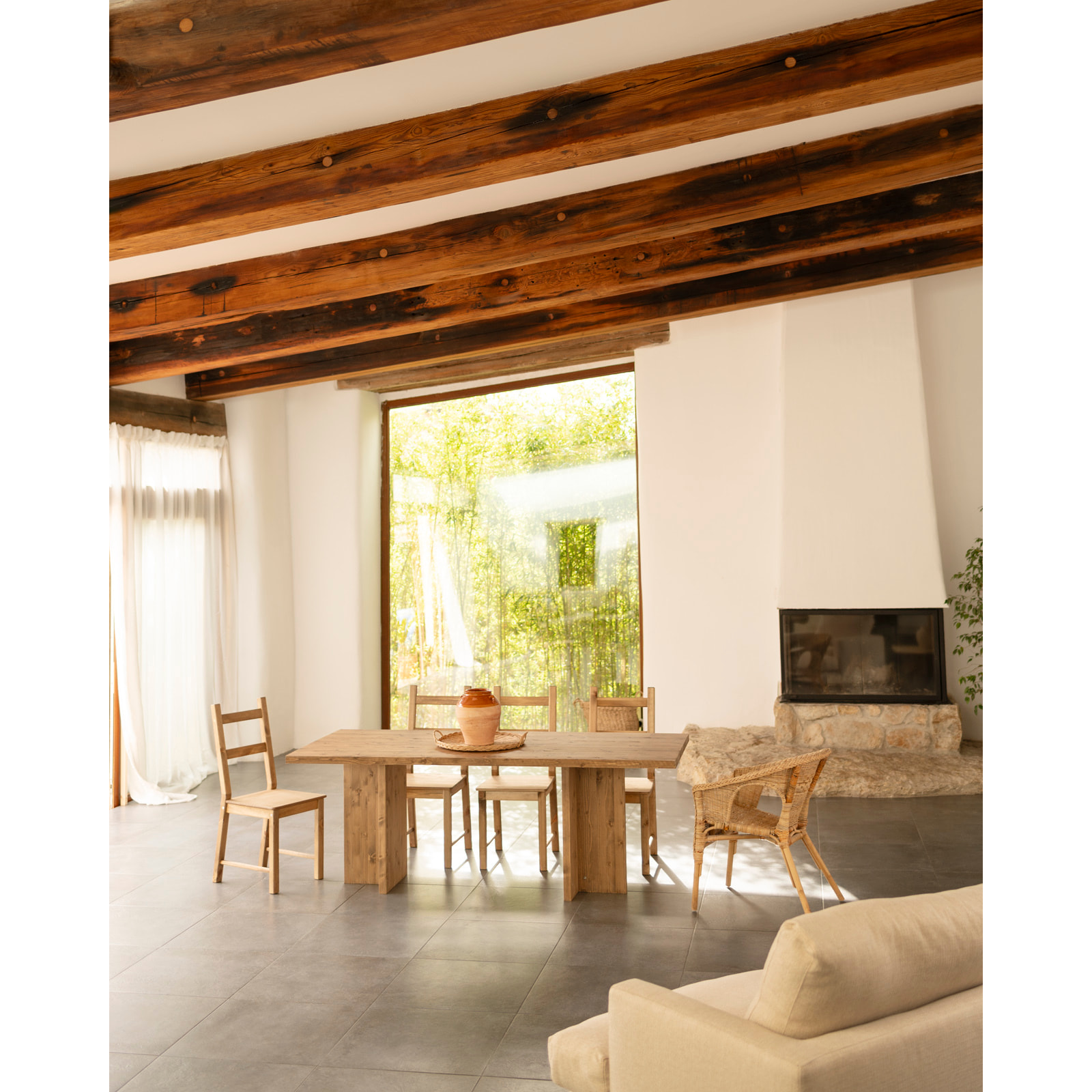 Table à manger en bois massif ton chêne foncé en différentes tailles