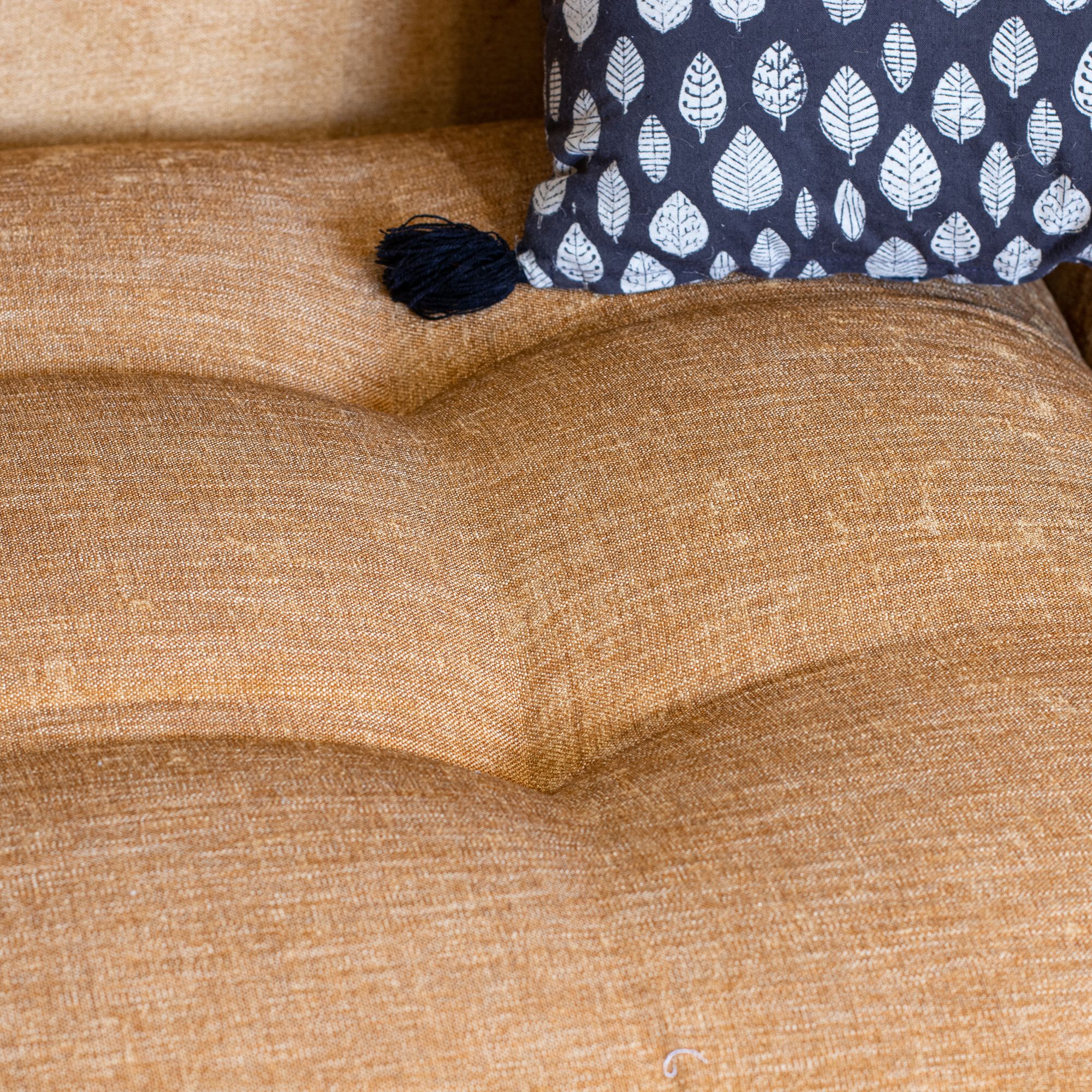 Canapé 4 places en velours ocre TWIGGY