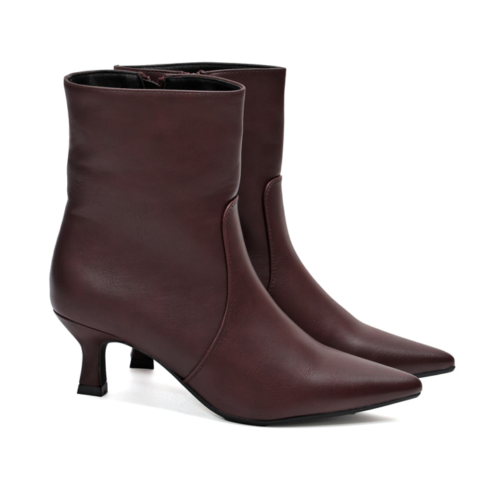 Stivaletto in simil pelle con tacco