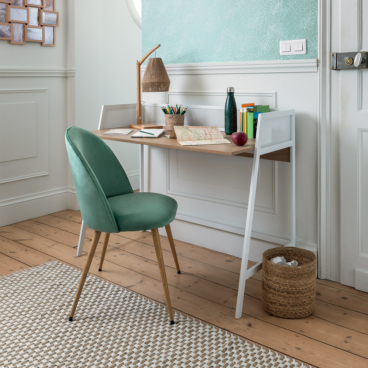 Chaise "Slano" - vert céladon - velours - pieds métal imitation hêtre