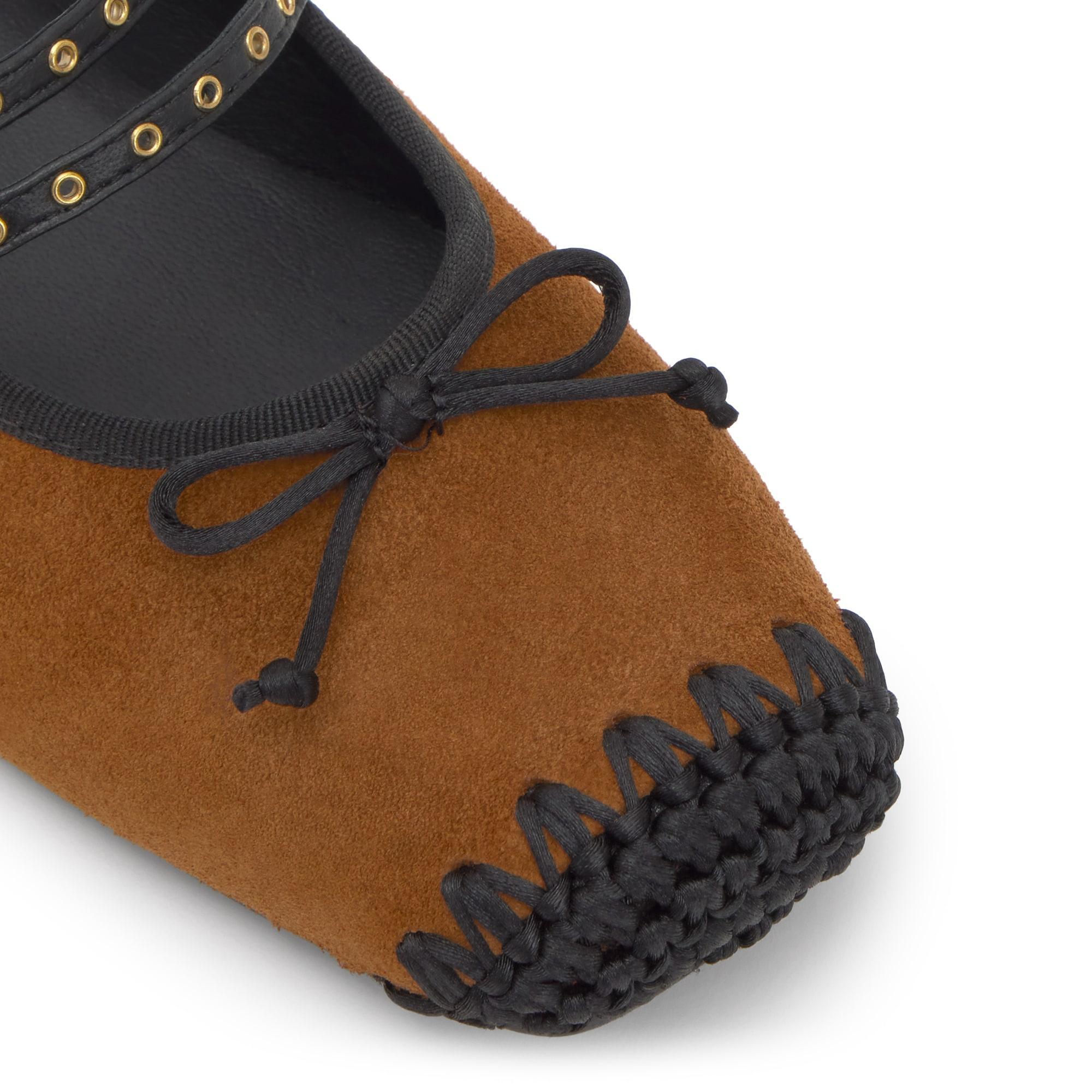 Bailarina plana Gina en serraje con cierre de hebilla