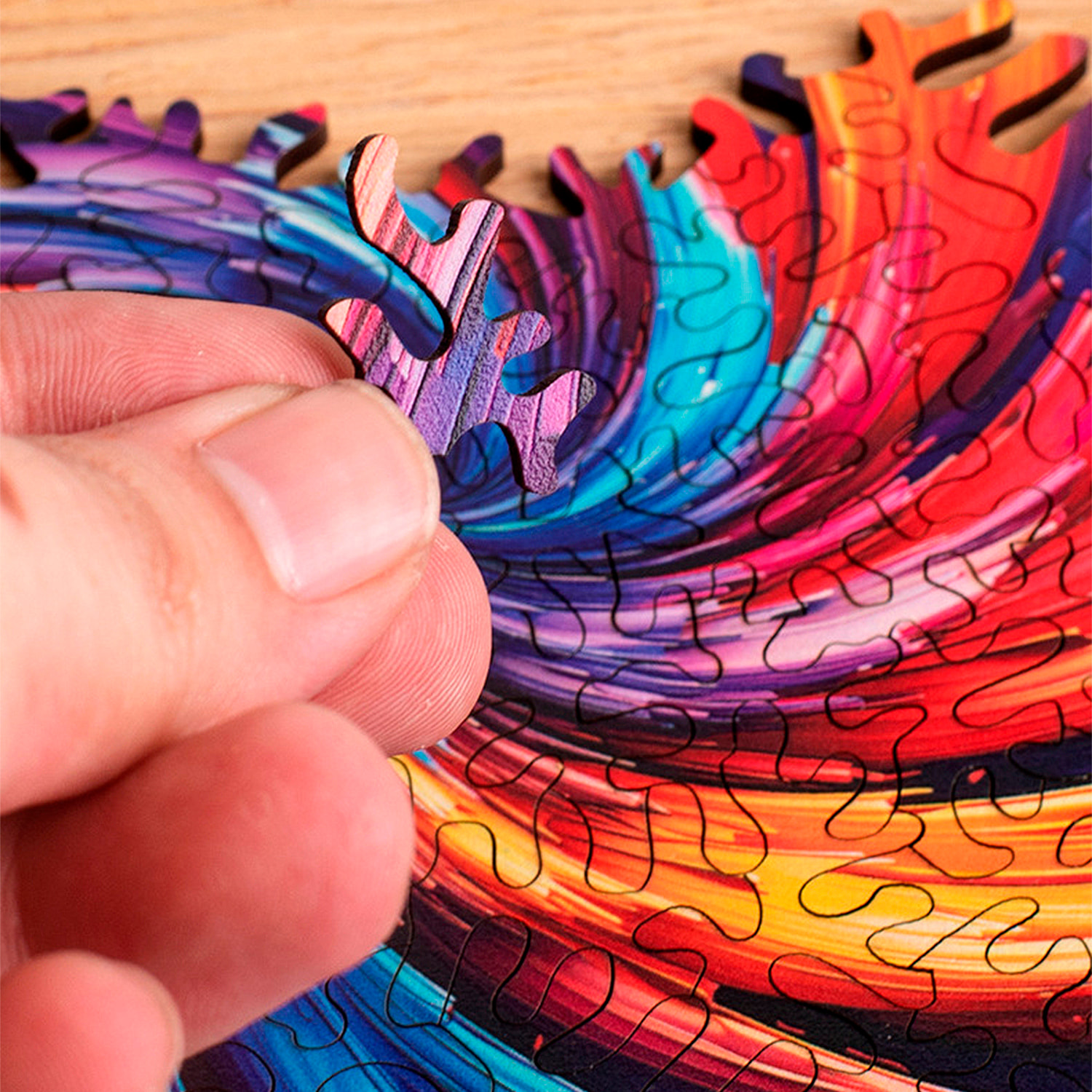 Puzle y marco de madera con 77 piezas. Diseño Tornado colorido.