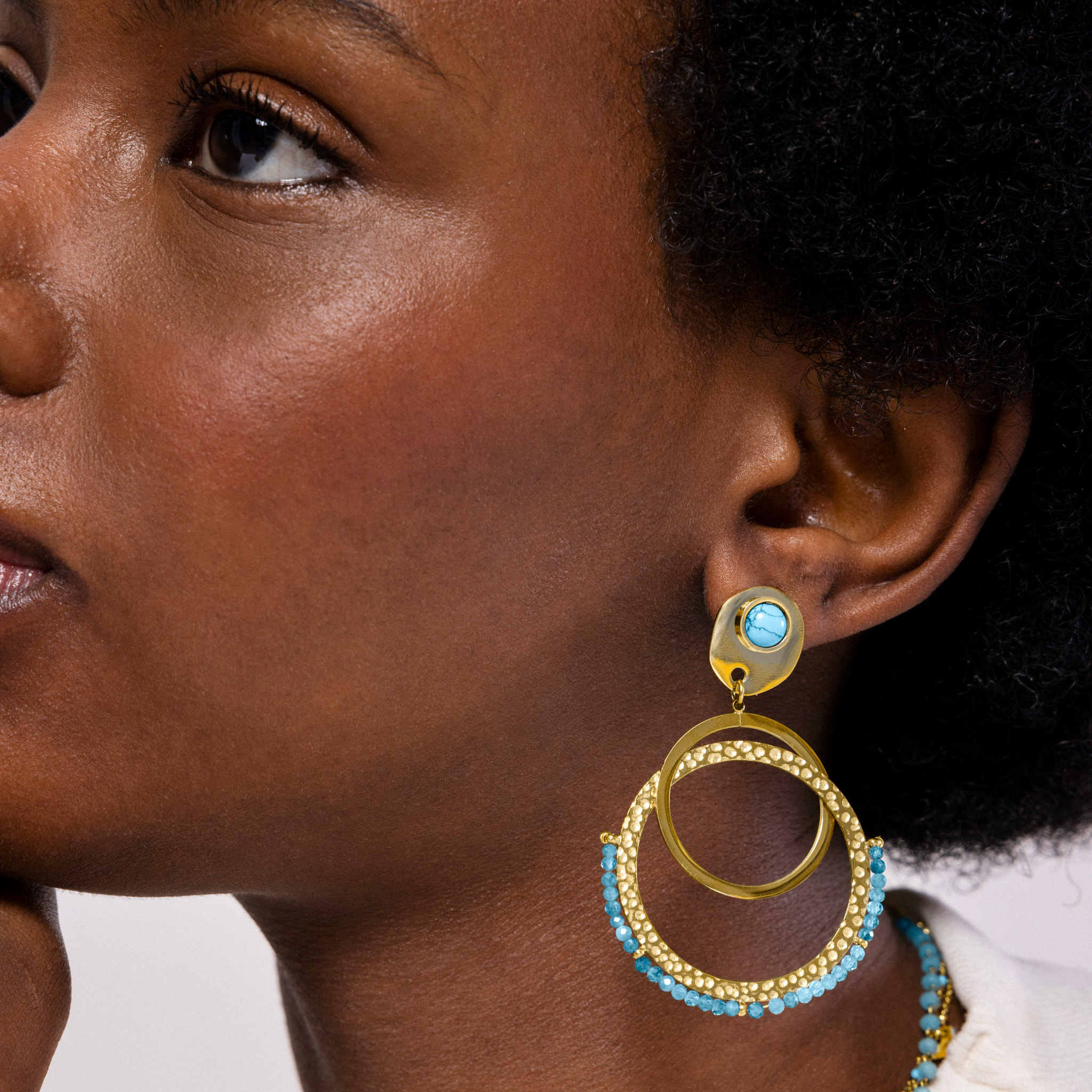 Pendientes de Turquesa acabados en oro amarillo de 18k