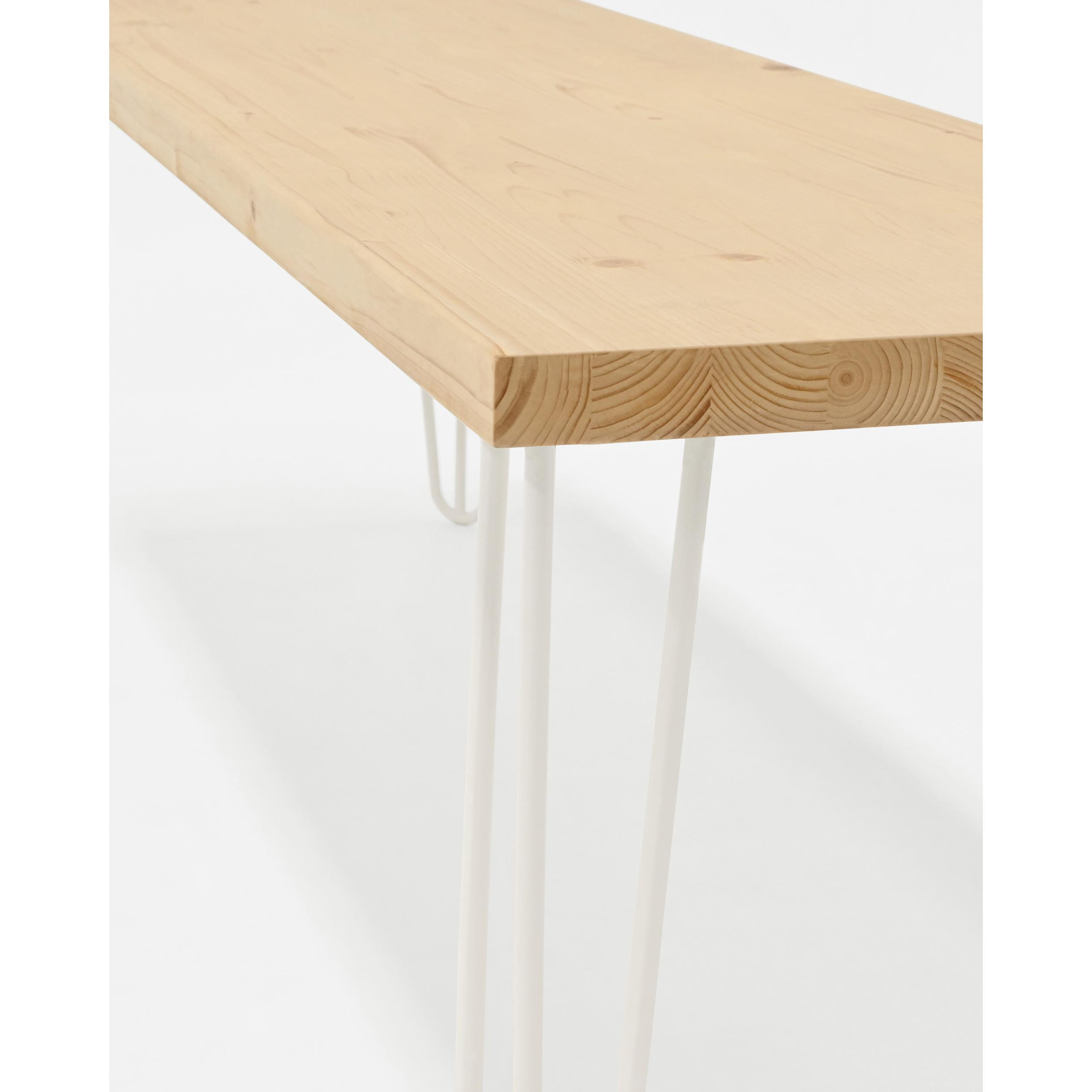 Banc en bois massif de ton naturel et pieds en fer blanc de différentes tailles.