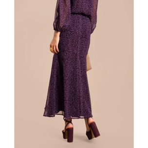 Falda midi con detalle de frunce en la cadera.