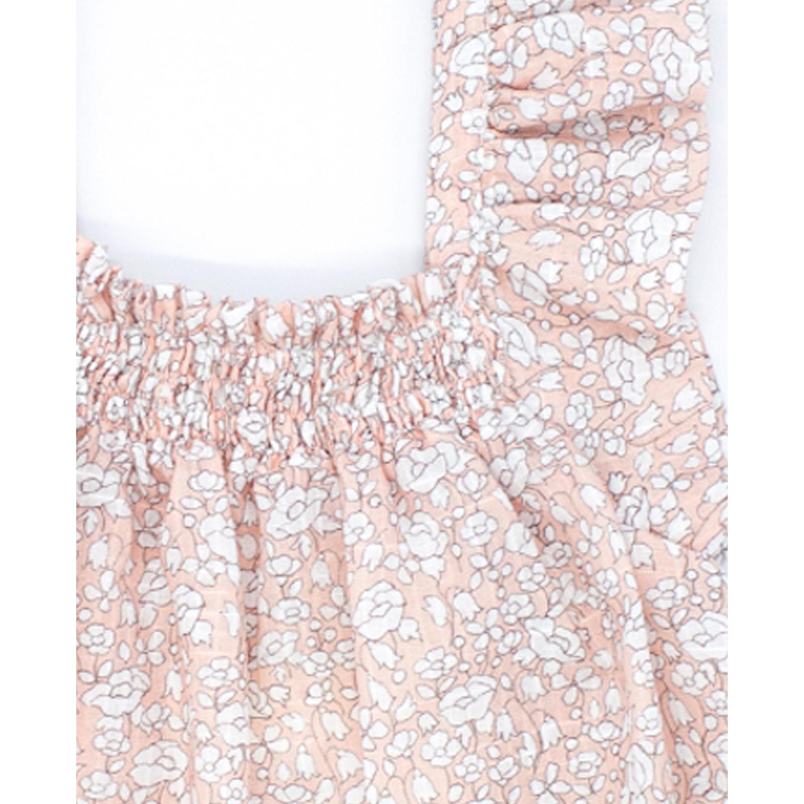 Blusa estampada de flor albaricoque. Fruncida en la parte superior, con volantes en las sisas.