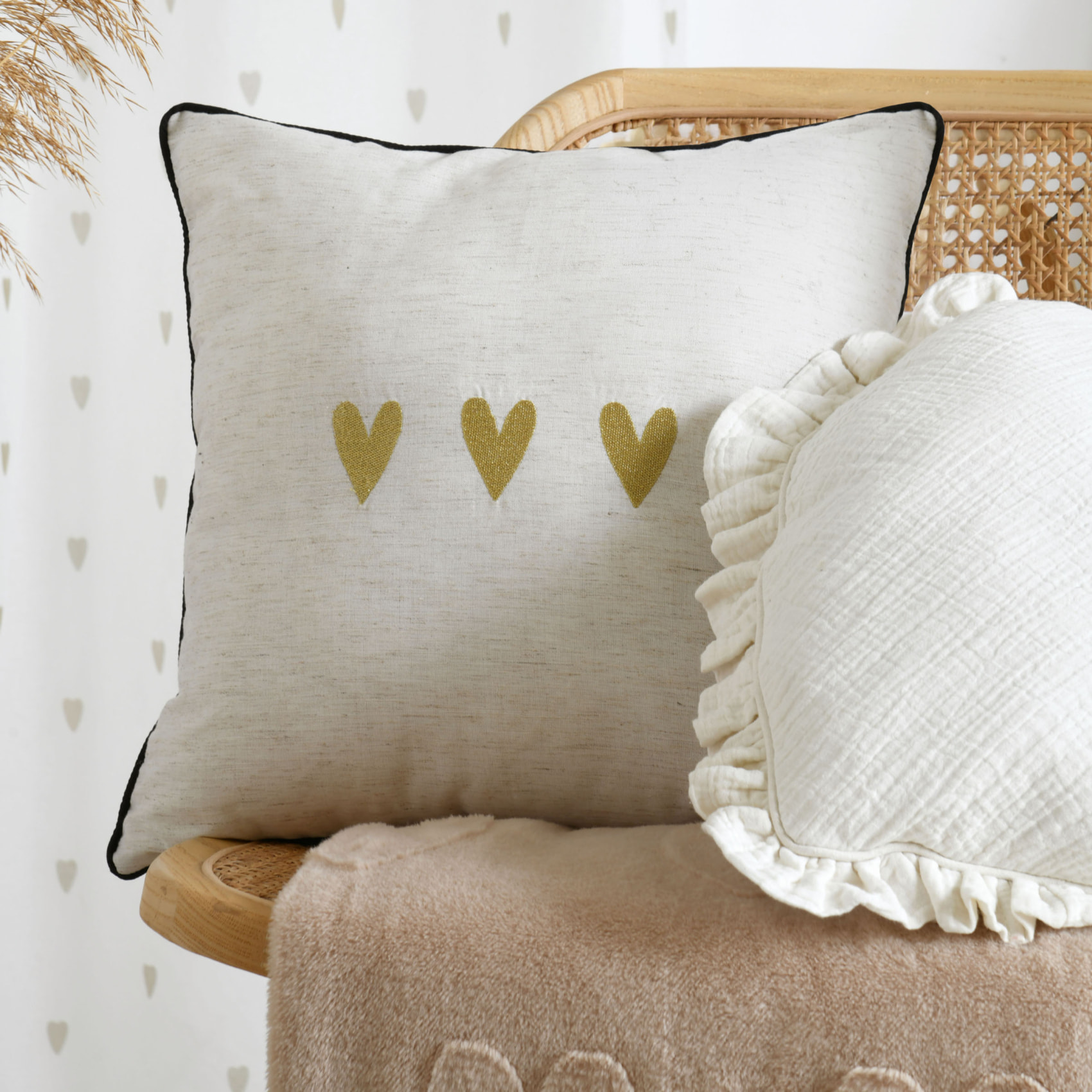 Coussin carré en polylin à motif cœur - Doré