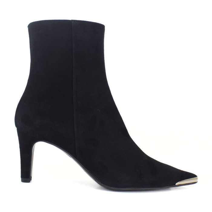 Botin en negro.Tacón de 6 cm