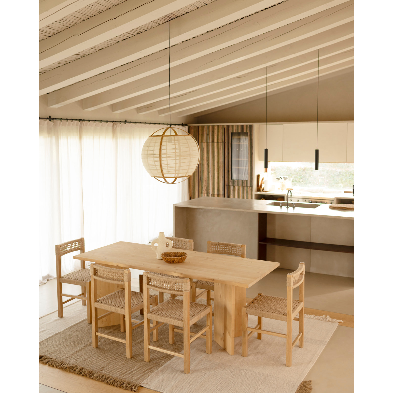 Table de salle à manger en bois massif en ton chêne moyen en différentes tailles