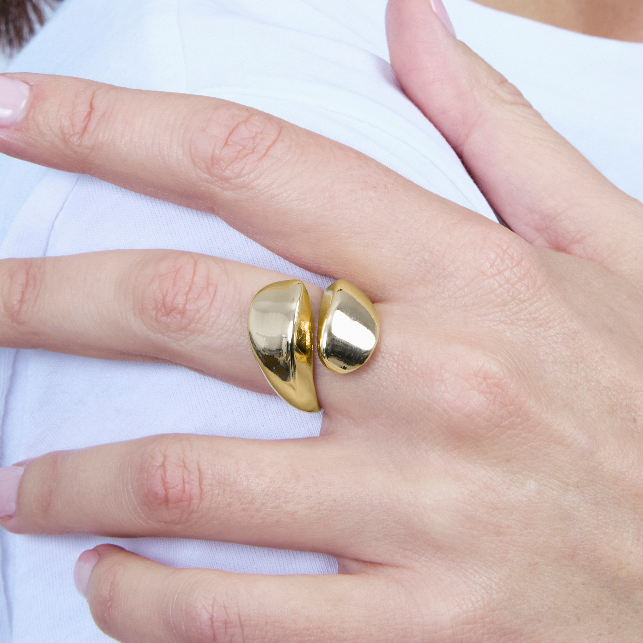 Anillo Iqlo acabado oro amarillo 18k