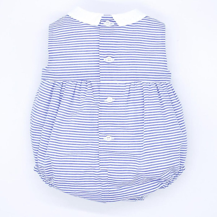 Pelele de rayas azules. Cuello y detalle en el bolsillo blanco, pantalón fruncido.