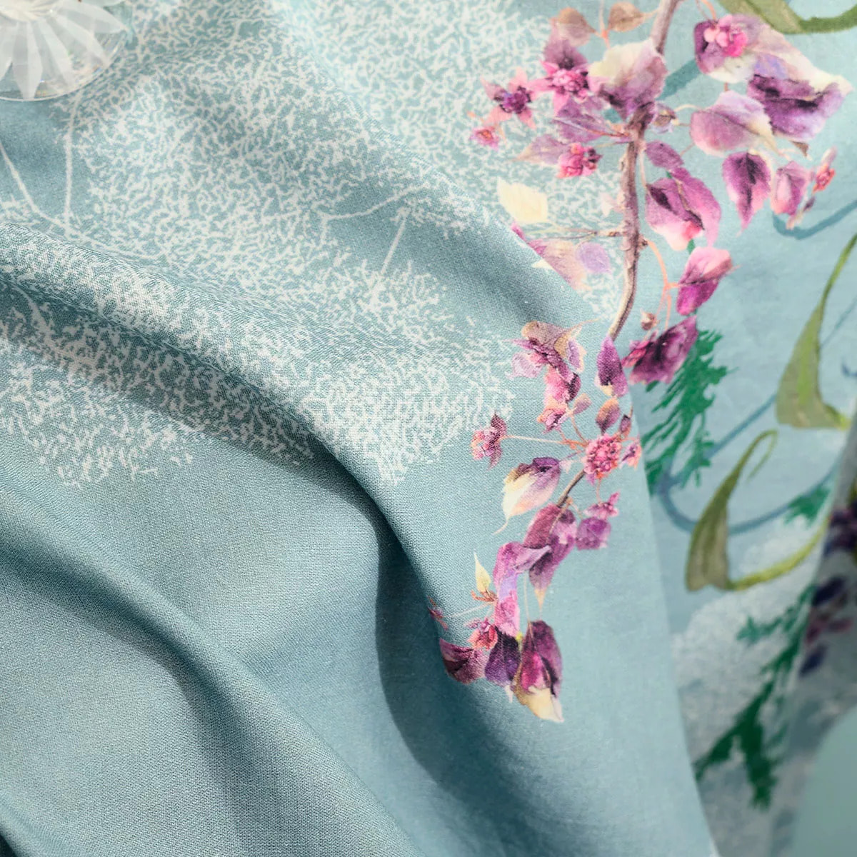 Nappe lin & coton lavé 150 g/m² imprimé bleu violet Ombres boisees givre