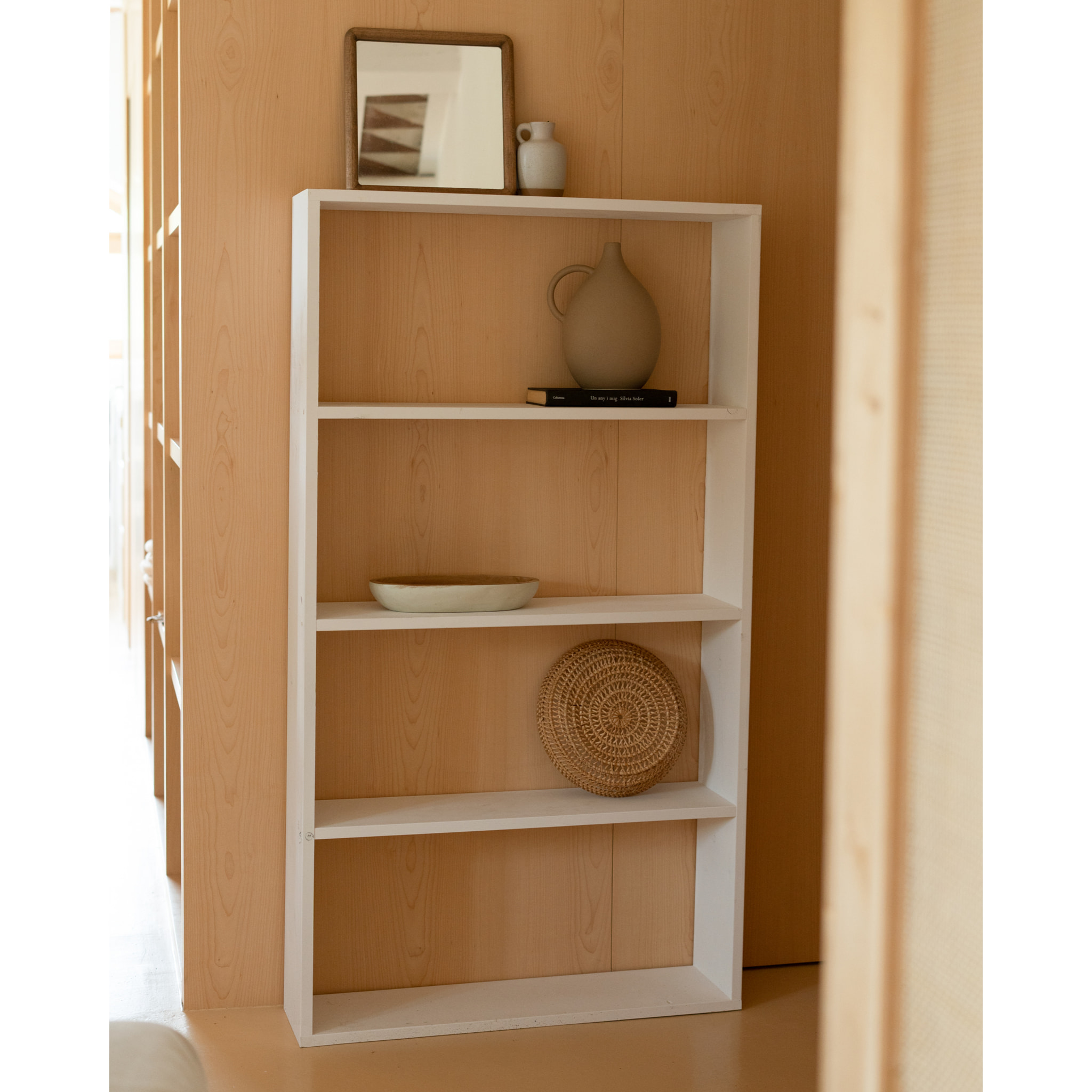 Estantería de madera maciza tono blanco con 3 estantes Alto: 146 Largo: 80 Ancho: 20