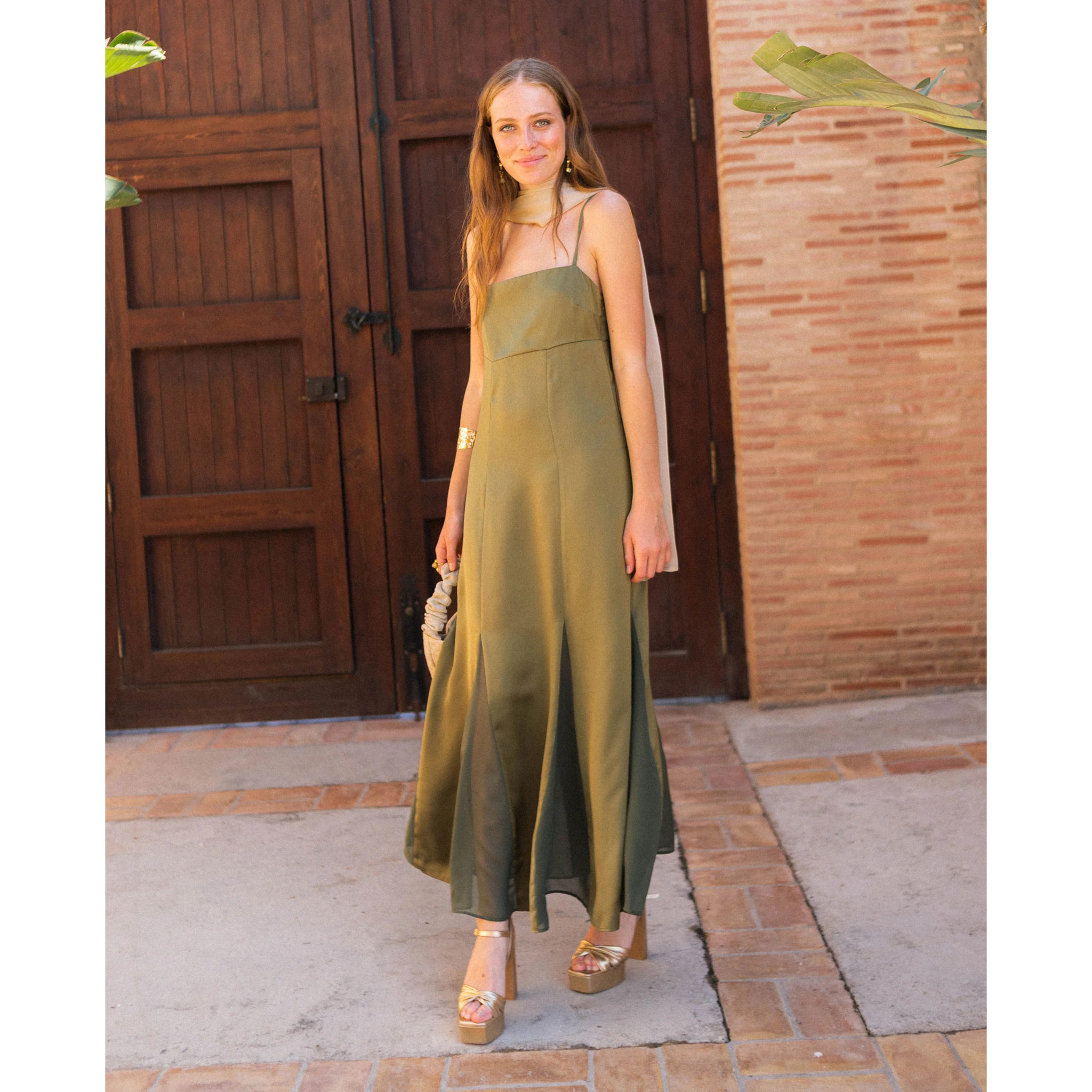 Vestido midi de corte imperio con tirantes