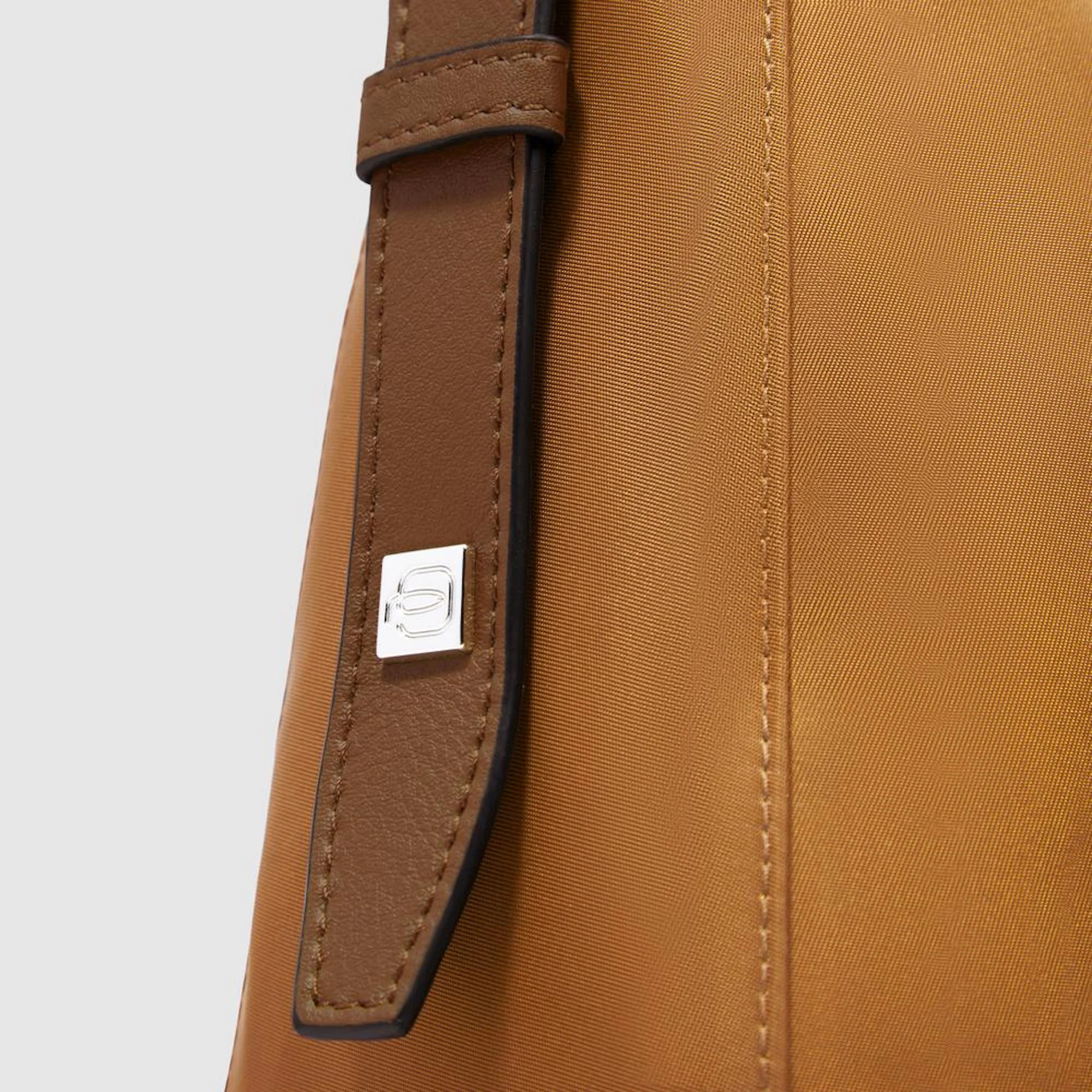 Piquadro Borsa tracolla porta iPad®mini con protezione RFID e tasca per Piquadro Smart Tracker