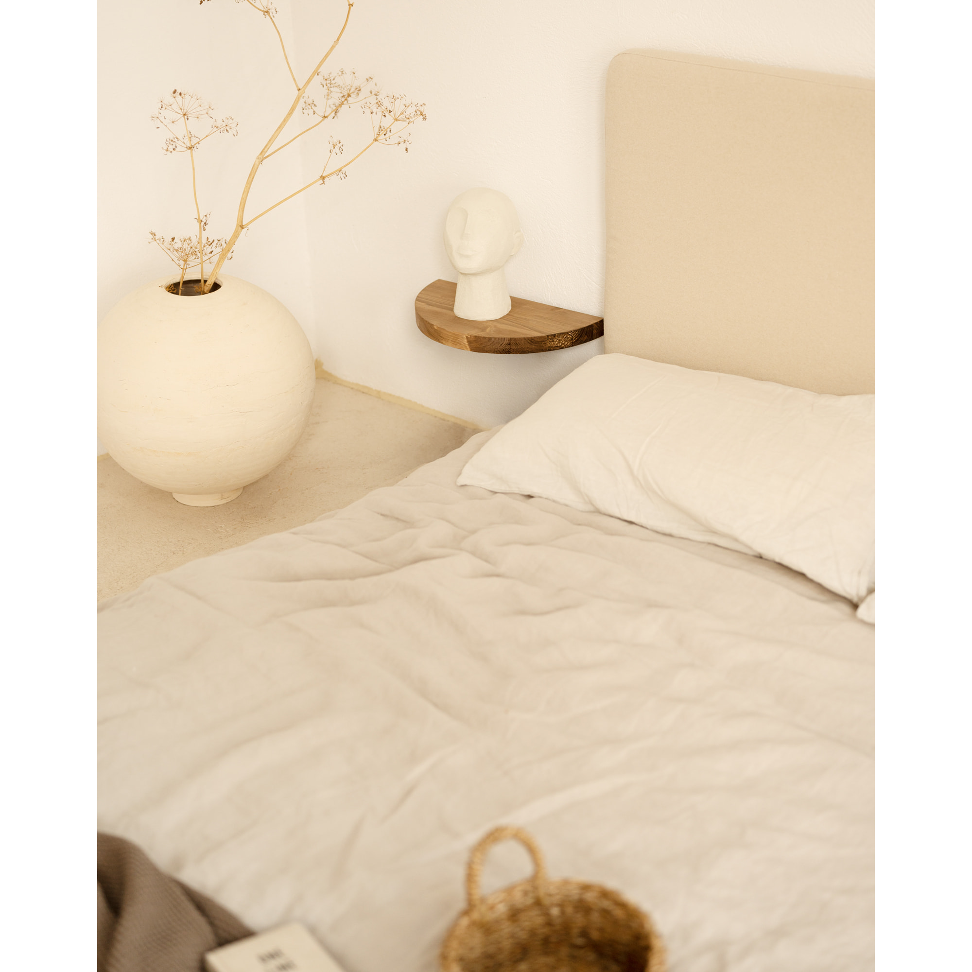 Mesita de noche de madera maciza flotante en tono roble oscuro de 3x40cm Alto: 3.2 Largo: 40 Ancho: 19.5