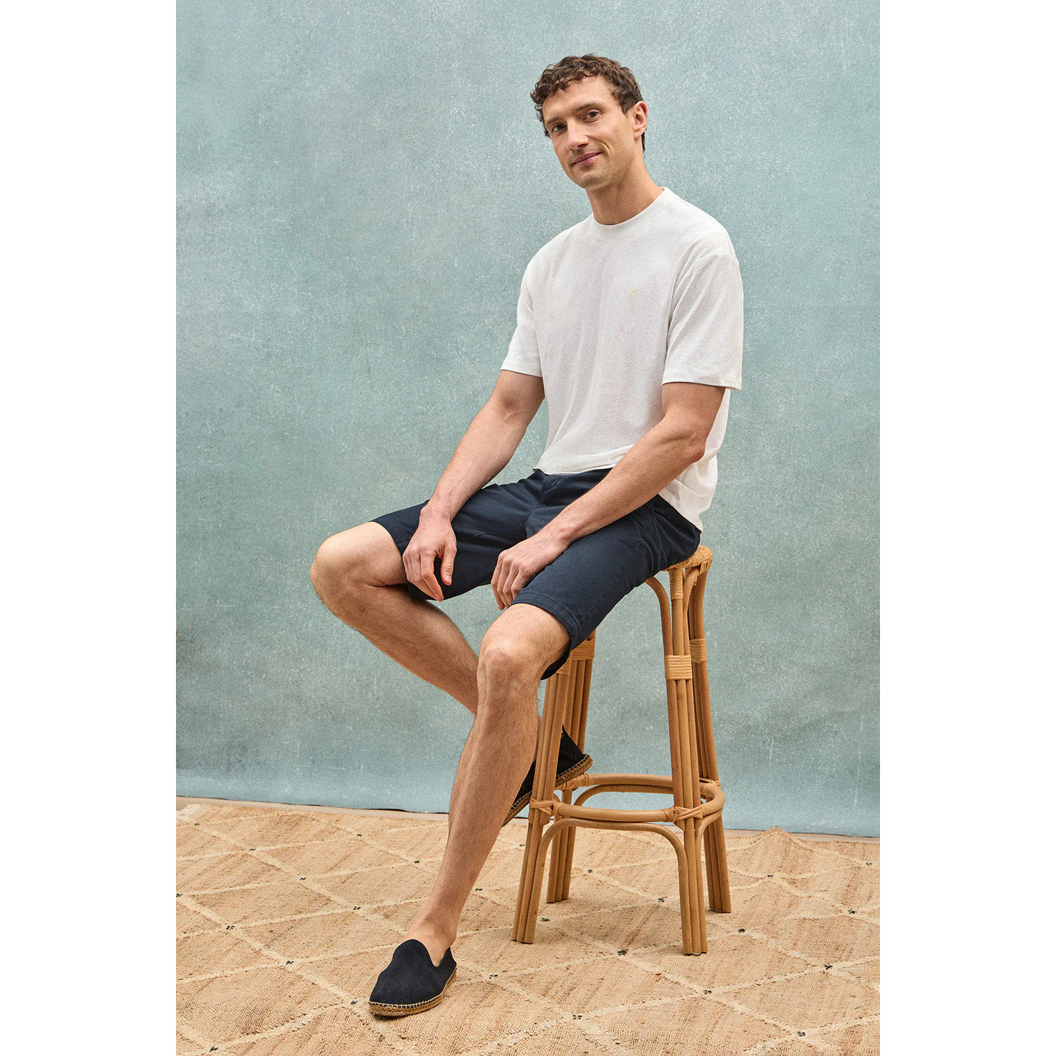 Maglietta bianca in lino e cotone a girocollo e con monogramma ricamato