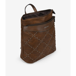 Mochila marrón con doble cremallera y tachas