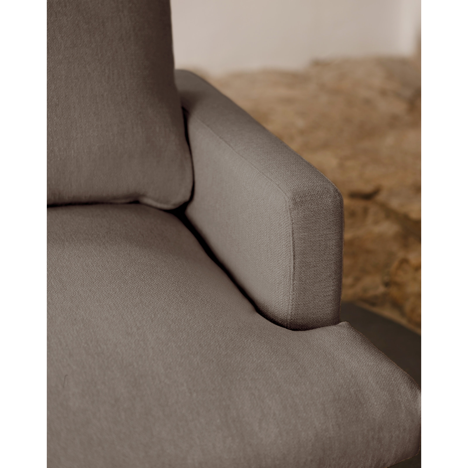 Fauteuil de teinte gris foncé de 105cm Hauteur: 85 Longueur: 108 Largeur: 105