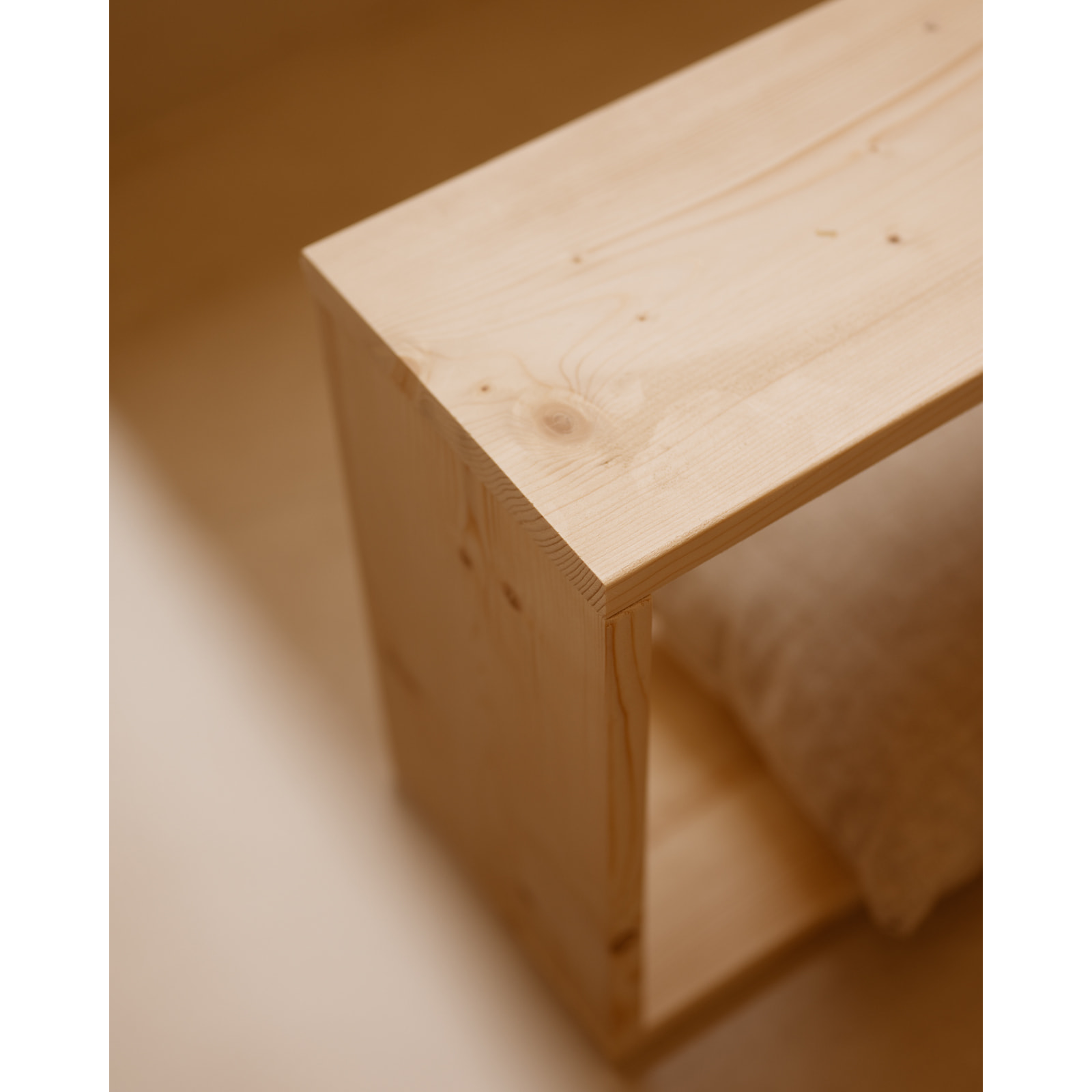 Mueble auxiliar de madera maciza en tono natural con 1 estante y 2 separadores Alto: 74 Largo: 80 Ancho: 20