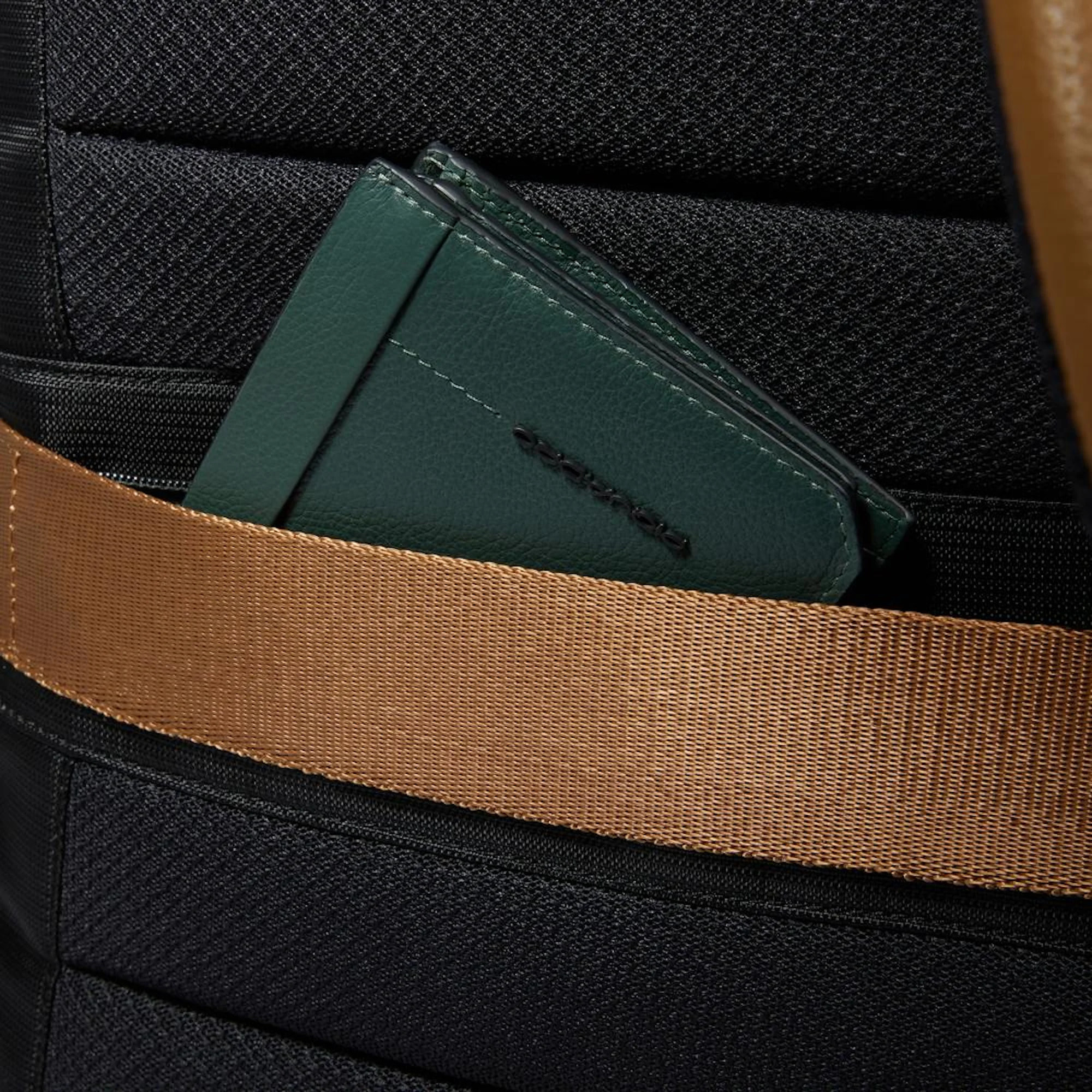 Piquadro Zaino porta pc e iPad® con tasca per Piquadro Smart Tracker, protezioni antiurto e RFID