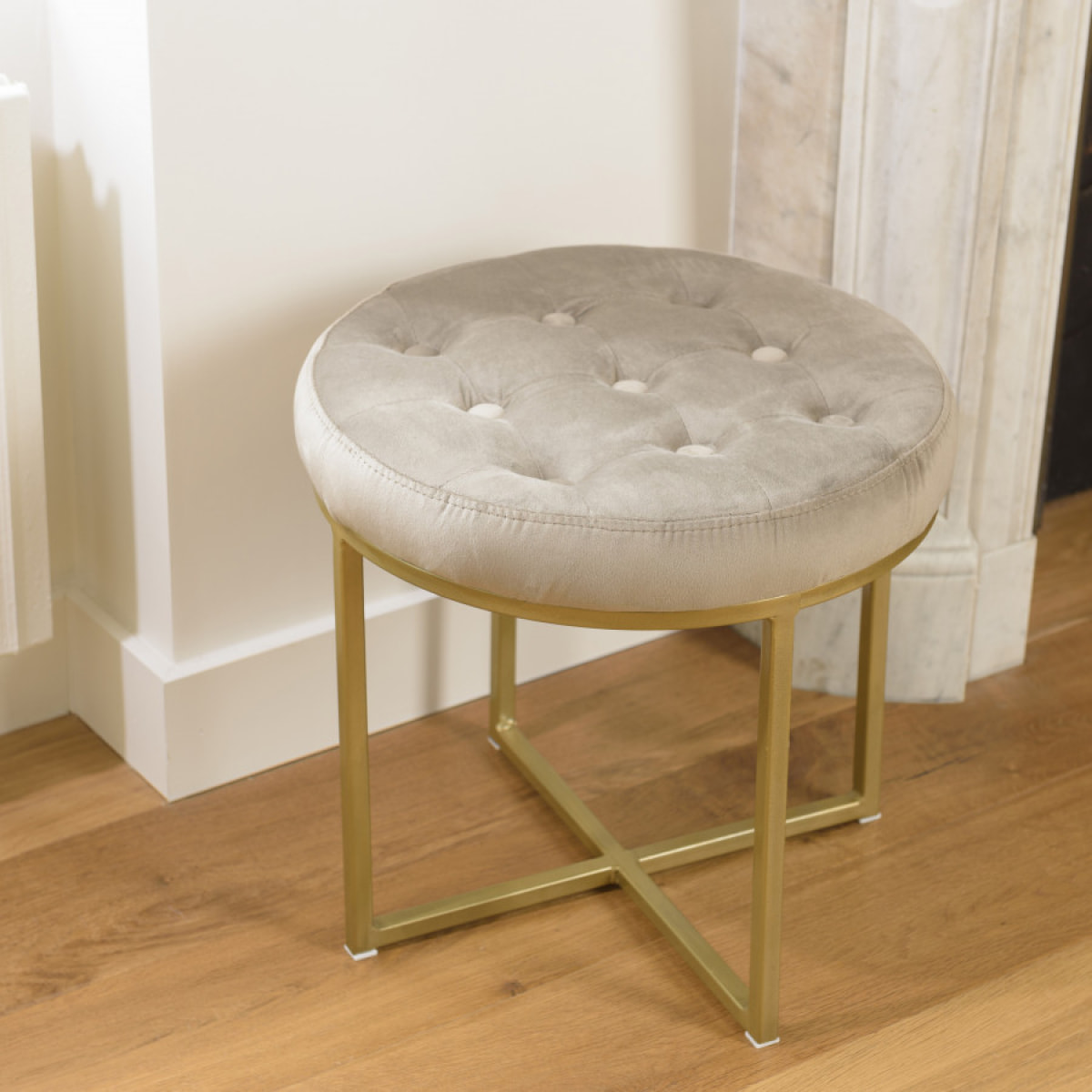 ALBANE - Tabouret rond 41x41cm velours taupe avec boutons pieds croisés métal doré