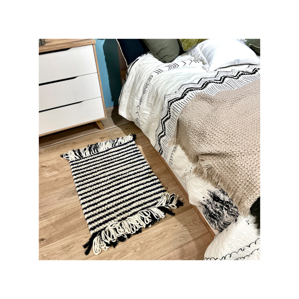 Tapis 60 x 80 cm tissu texturé petits pompons avec franges bicolores - MARINE