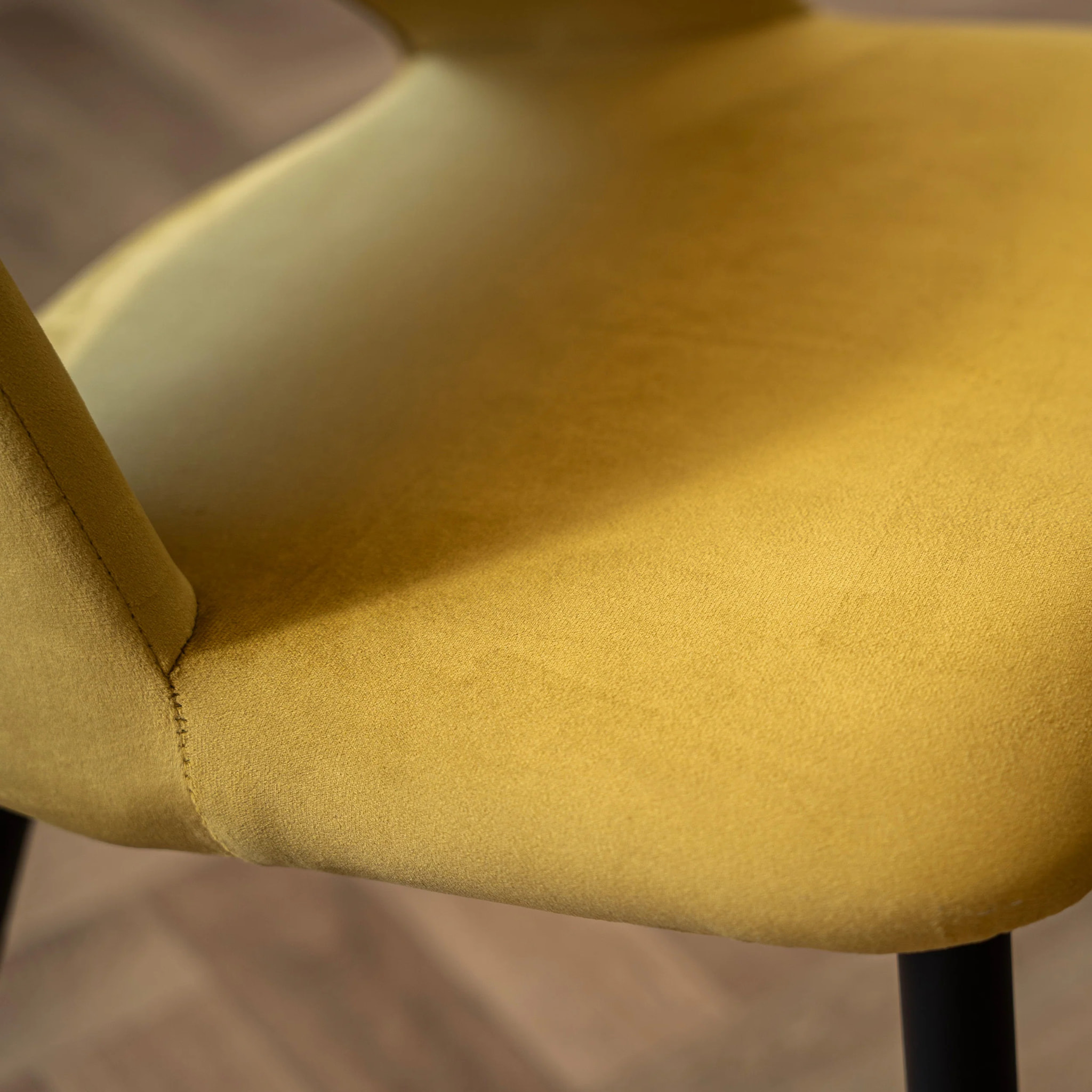 Lot de 2 chaises en velours jaune et pieds en métal noir - Pénélope