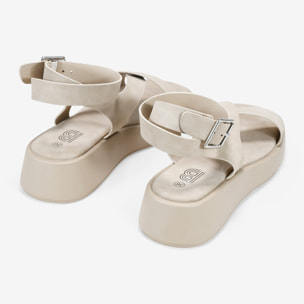 Sandalias de plataforma arena con hebilla