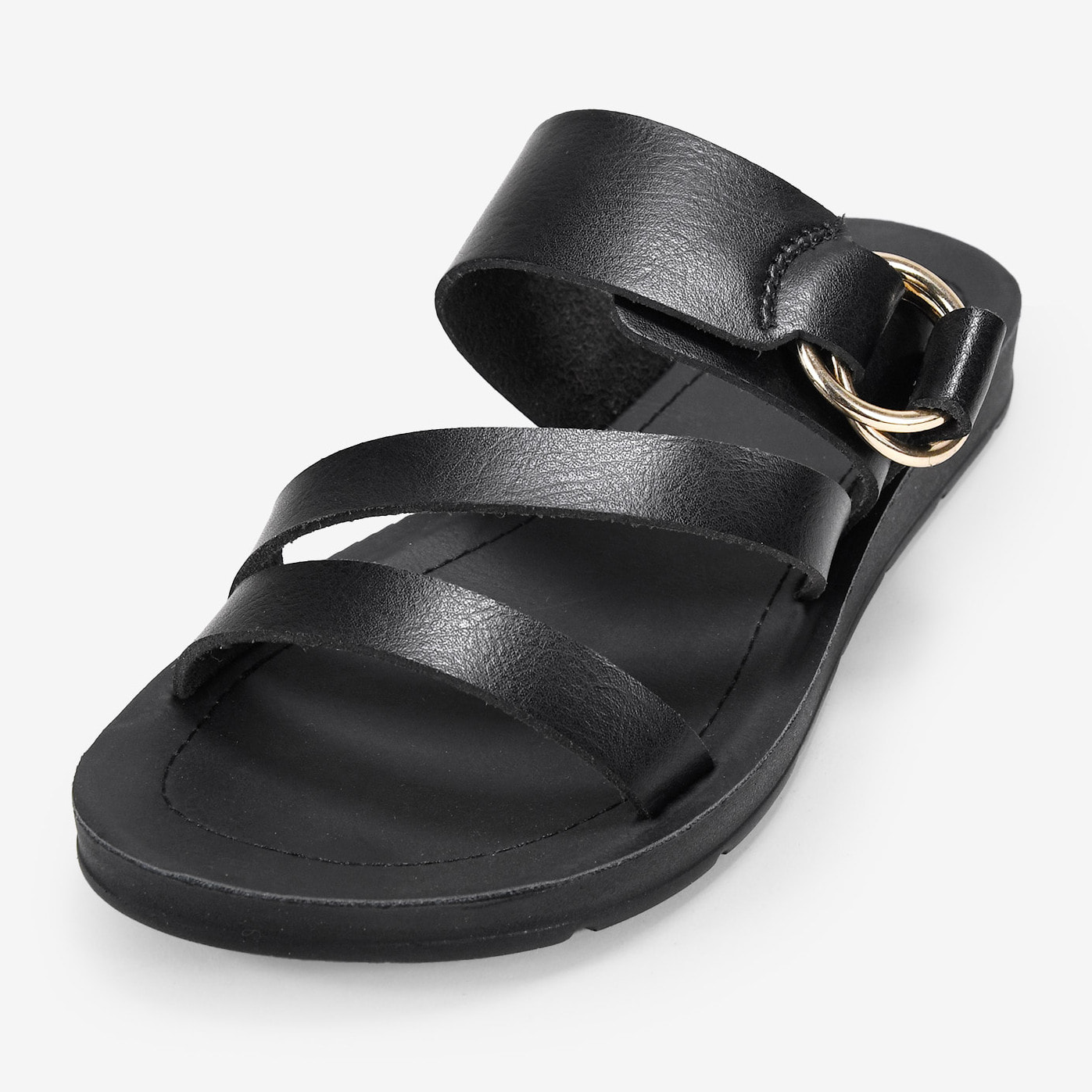 Sandalias planas negras con argollas metálicas