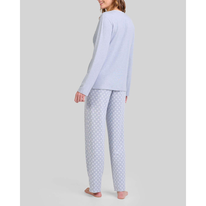 Pijama mujer tejido vigoré, escote en pico con detalle de encaje, cómoda manga larga y pantalón largo estampado de hojas
