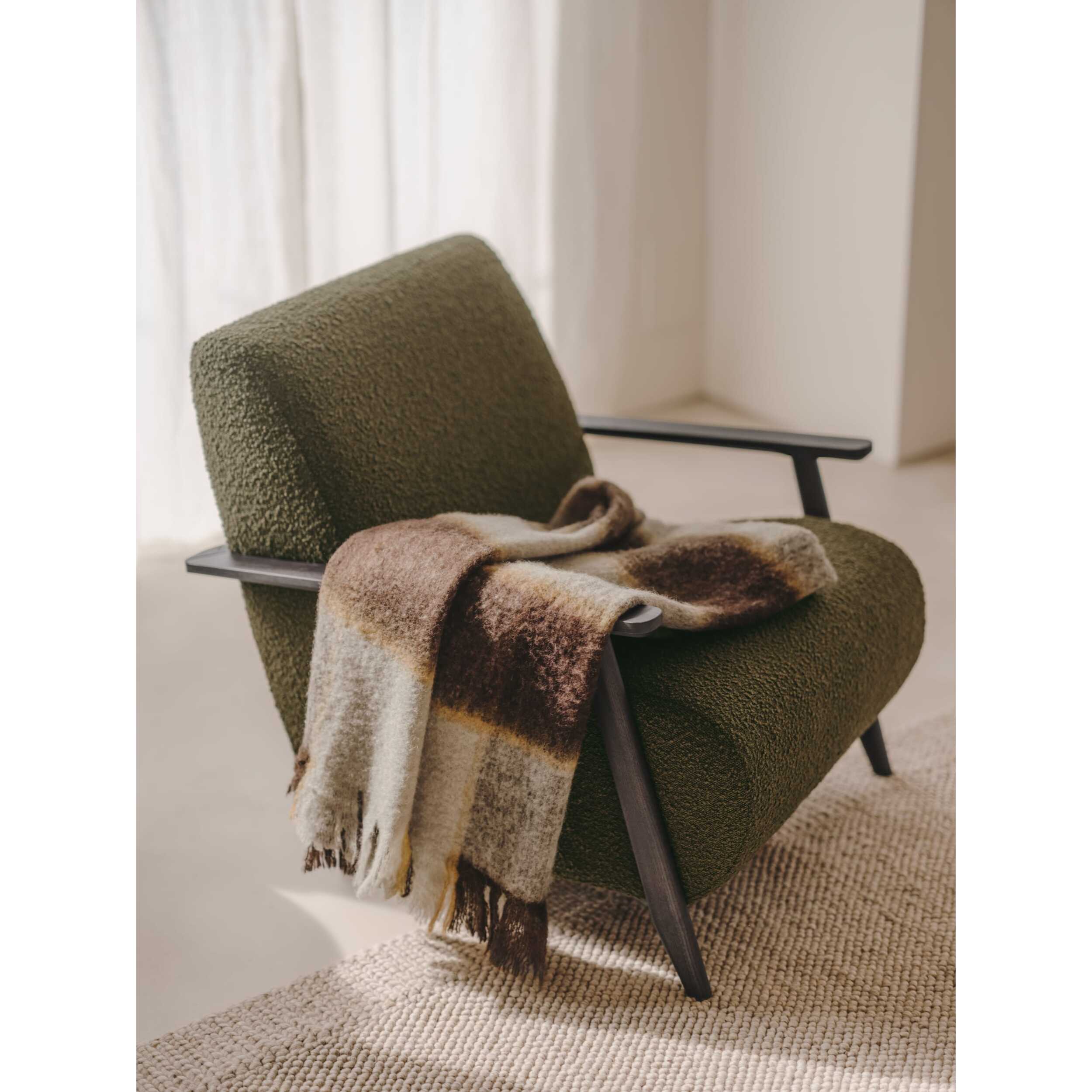 Kave Home - Poltrona Meghan in shearling verde e gambe in legno massello di frassino finitura wengé