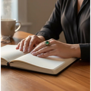 Anillo esmeralda chapado dorado-latón en forma solitario relieve artesano manual. Diseño único Gloria Mago