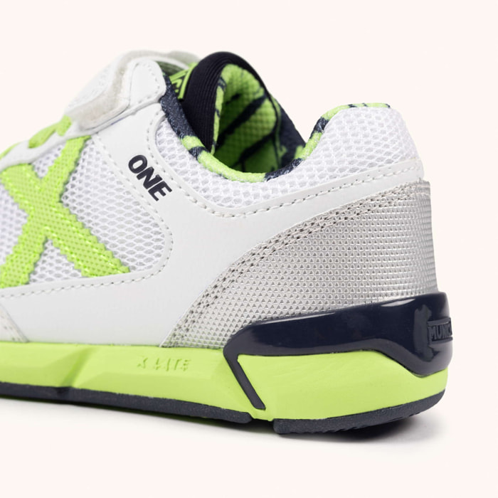 Zapatillas de fútbol sala infantiles con velcro en blanco y verde flúor MUNICH ONE KID VCO 77