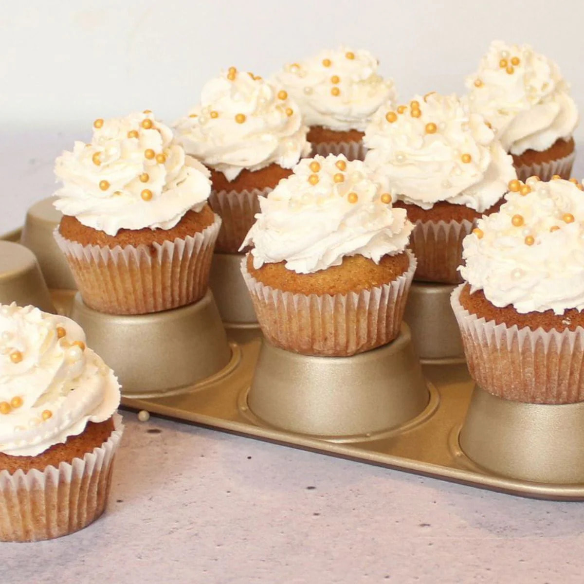 Ensemble comprenant 75 moules à muffins Zenker, 2 bols à mixer en inox Fackelmann